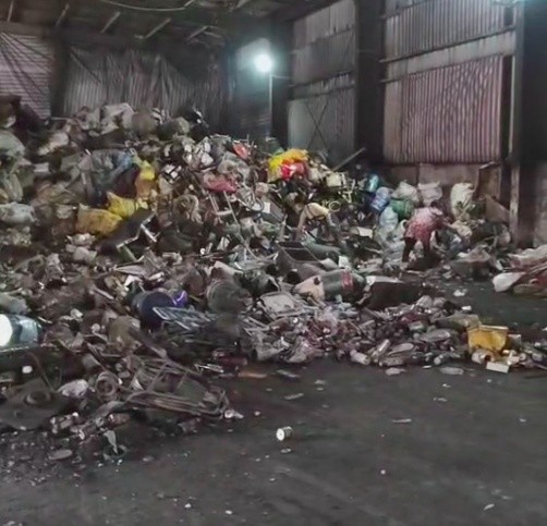 老客戶分享了自己購入的路友315廢鋼破碎機(jī)工作現(xiàn)場